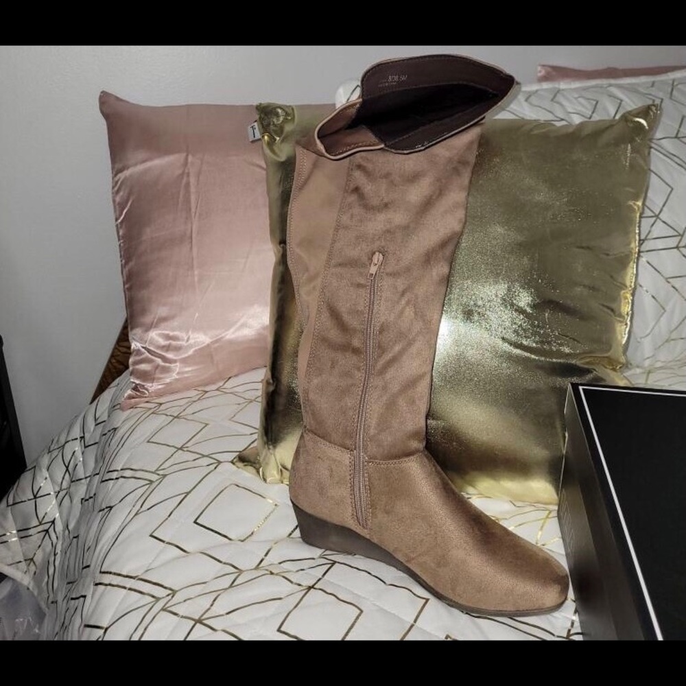 CL by laundry Color Taupe, Size 8.